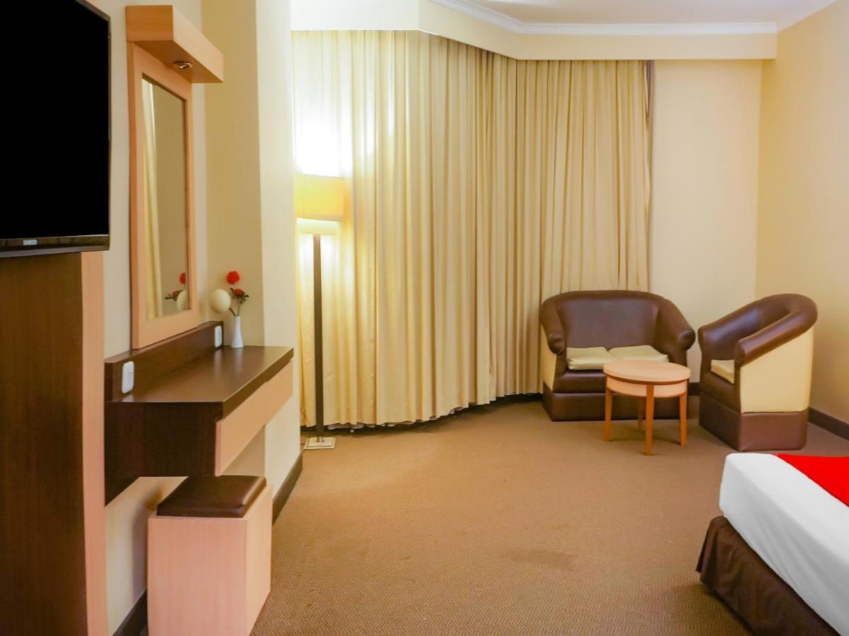 Oyo 3967 Hotel Pantai Wisata Макасар Екстер'єр фото